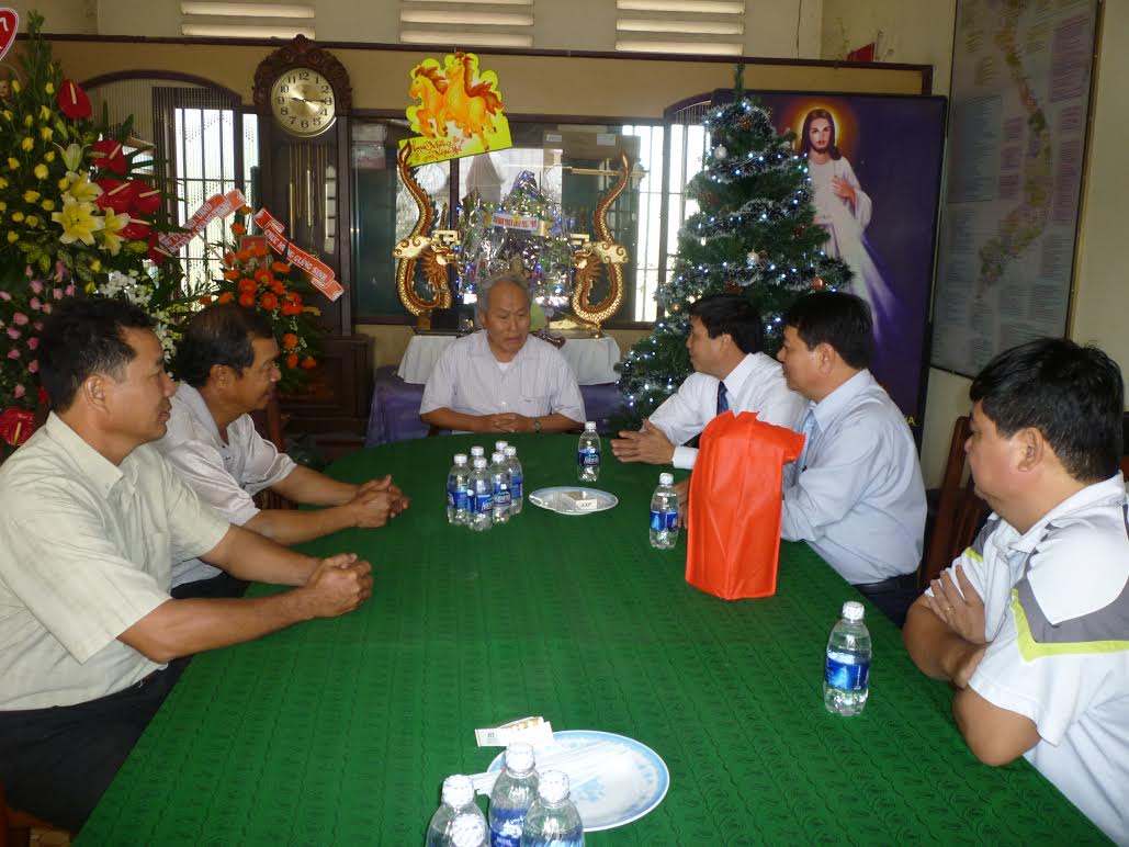 Руководители районов Вьетнама поздравляют католиков с наступающим Рождеством